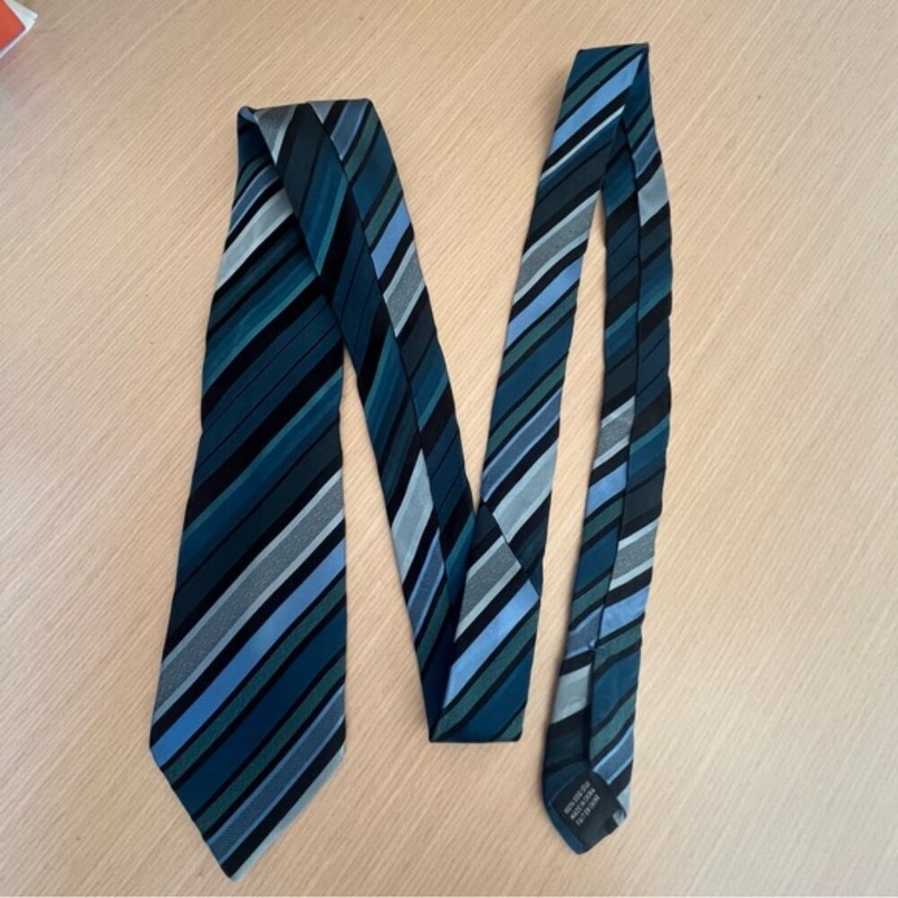 💕2/$30 💕Kenneth Cole Reaction Blue & Black Striped 100% Silk Tie